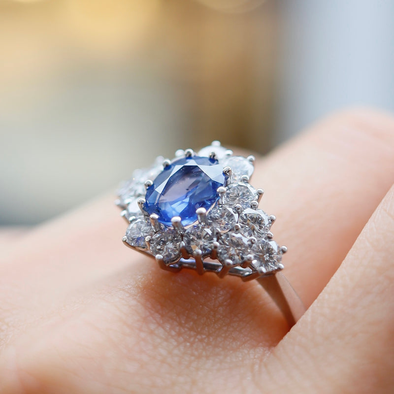 Ring 18KT WEISSGOLD MIT EINEM SAFIR